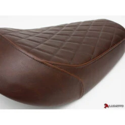 Luimoto 10191101 Vintage Diamond Rider Seat Cover Triumph Street Scrambler (2019-) 13 Luimoto 10191101 Vintage Diamond Rider Seat Cover Triumph Street Scrambler (2019-) -COB Motorcycle Shop luimoto 10191101 vintage diamond rider seat cover image4